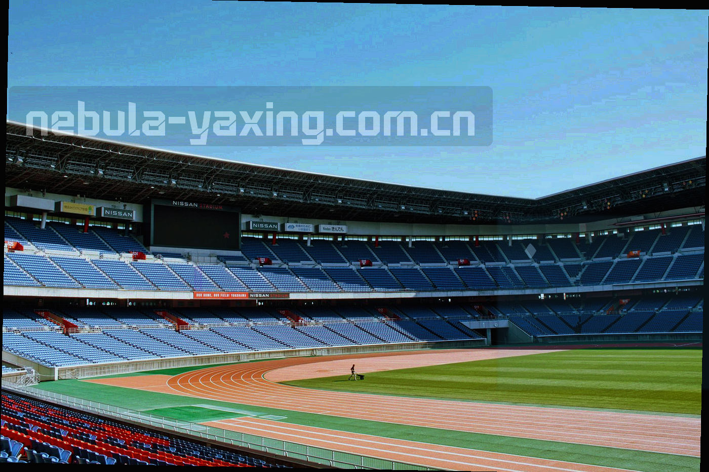 战术板与远处球场草坪的广角画面，画面内无文字标注